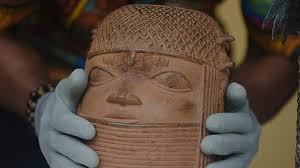 Les Bronzes du Bénin : l’Université de Cambridge restitue 116 œuvres d’art au Nigeria