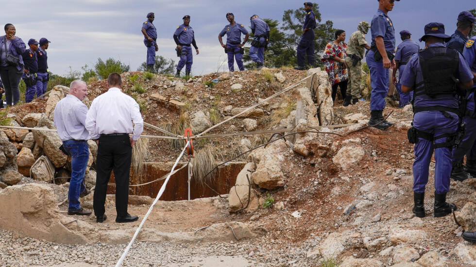 Afrique du Sud : les autorités assurent de venir en aide aux mineurs bloqués à Stilfontein